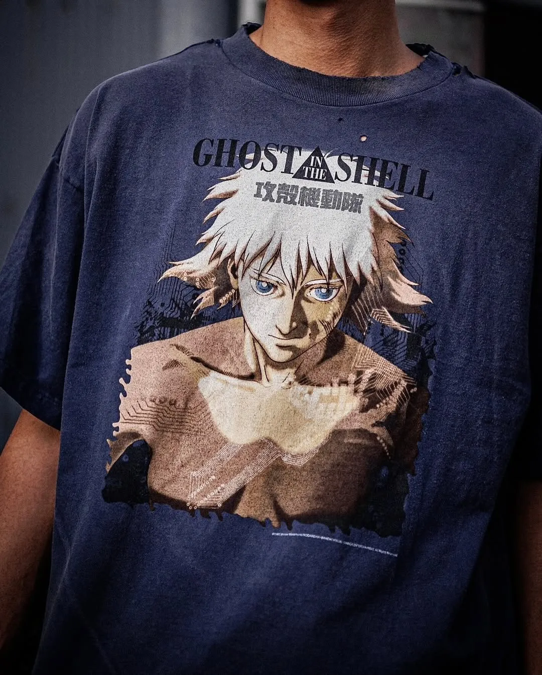 SAINT Mxxxxxx × Ghost in the Shell GS_SS TEE/GST IN THE SHELL/NVY Ghost in the Shell co-branded distressed short-sleeves White-haired plain character TEE Washed blue S-XL Look for the cylindrical fabric with no side seams. The open width is almost meaningless Asut ready-made garments dyed The whole piece is sprayed with horsetail. The collar and cuffs are faded. The collar and cuffs are frayed. Many hangings are worn. The oversized printing position restores the authenticity level. Customized joint main mark/wash mark/with little angel anti-counterfeiting mark